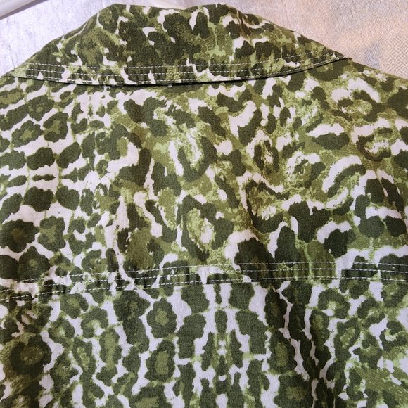 Nearly New Foxcroft size 14 petite Green and White Cotton Animal Print Blouse - Picture 7 of 16